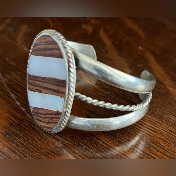 Vintage Cuff Bracelet. Gender neutral. Wood and Shell inlay. - Picture 2 of 8